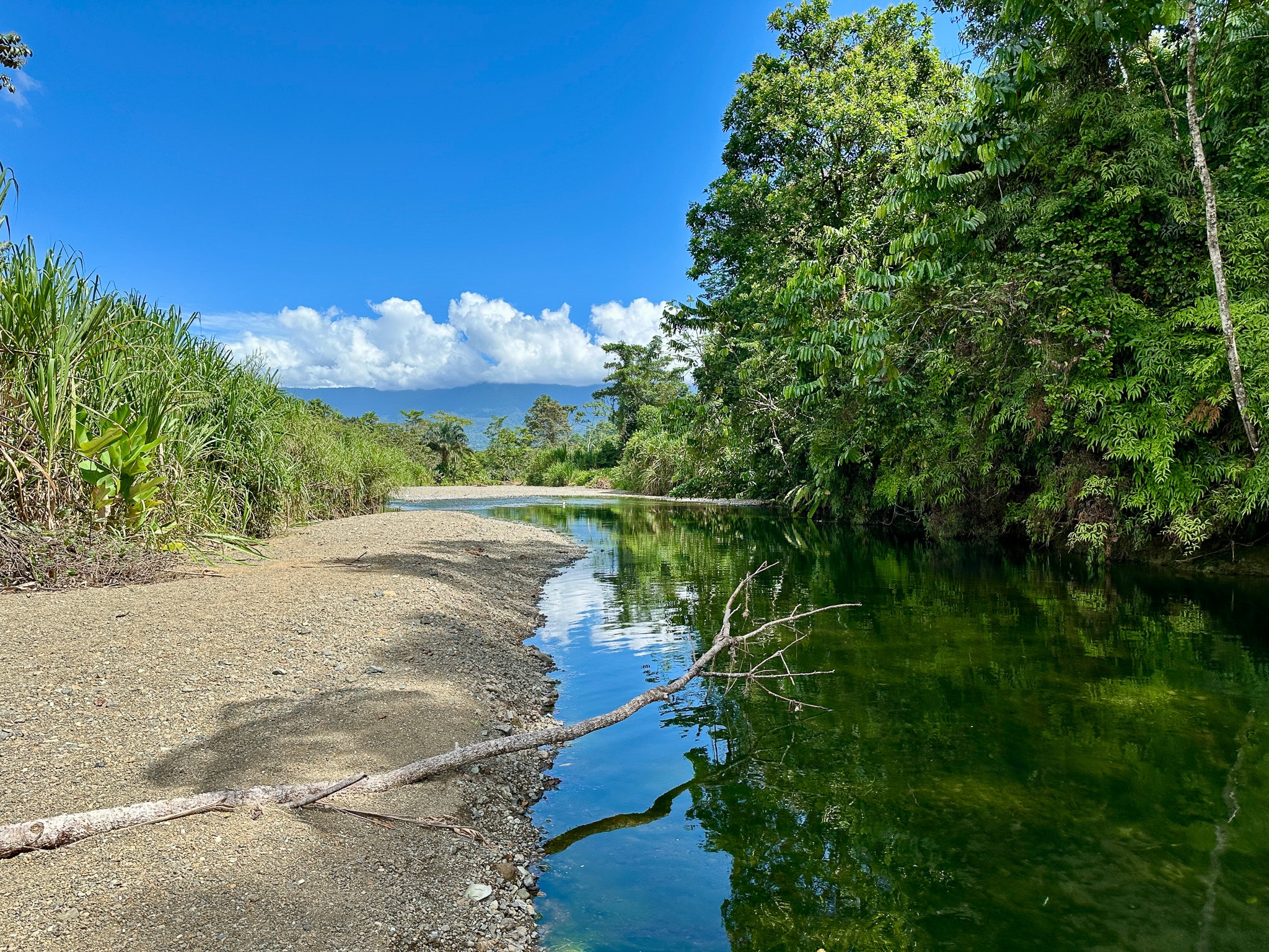 Río tropical en Costa Rica